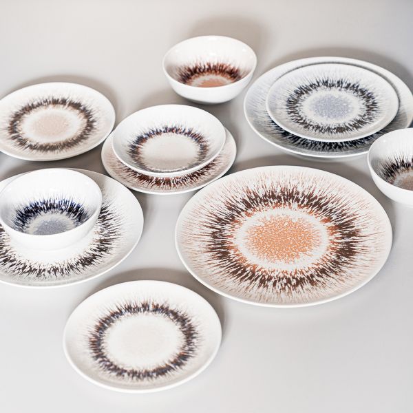 ISC2127-T0056 Тарілка кругла 27 см серія "Isabelle" декор "Spheres red"