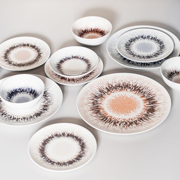 ISC2121-T0056 Тарілка кругла 21 см серія "Isabelle" декор "Spheres red"